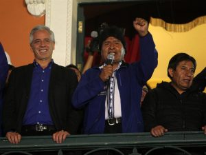 Il Presidente boliviano Evo Morales (al centro), assieme al suo vice Alvaro Garcia Linera (a sinistra) e il ministro degli esteri David Choquehuanca (a destra). Fonte immagine: EPA