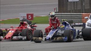 Sebastian Vettel e la sua Ferrari distrutta dopo l'incidente con Stroll (fonte immagine: guerinsportivo.it)