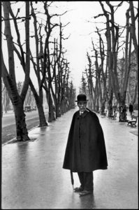 Francia. Marsiglia. "The Allée du Prado", 1932. "I was walking behind this man when all of a sudden he turned around". (© Henri Cartier-Bresson / Magnum Photos)