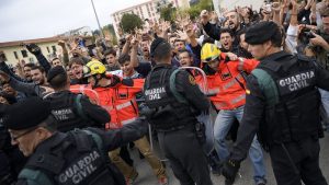 Un momento delle tensioni di ieri in Catalogna (fonte immagine: es.noticias.yahoo.com)