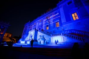 La Fontana della Dea Roma in Campidoglio, una delle fontane romane illuminate di blu durante il Summit "Acqua e clima. I grandi fiumi del mondo si incontrano"