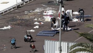 Nizza dopo l'attentato del 14 luglio 2016 (fonte immagine: ilfoglio.it) Nizza dopo l'attentato del 14 luglio 2016 (fonte immagine: ilfoglio.it)