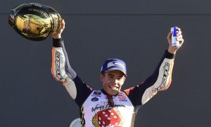 Marc Márquez sul podio di Valencia festeggia il suo sesto titolo mondiale. (fonte immagine: calciomercato.com)