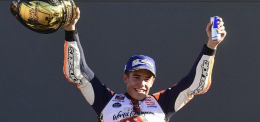 Marc Marquez sul podio di Valencia festeggia il suo sesto titolo mondiale. (fonte immagine: calciomercato.com)