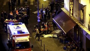 13 novembre 2015: il terrorismo ferisce Parigi con un attentato che causa 137 morti e oltre 350 feriti. (fonte immagine: Telesurtv.net)
