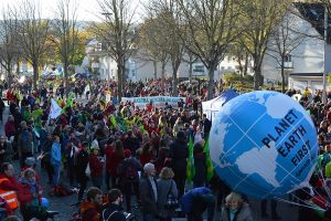 Manifestazione a Bonn (Germania) all lazyload'inizio della COP 23, la Conferenza ONU sui cambiamenti climatici del 2017. (fonte immagine: Spielvogel/Wikimedia Commons)
