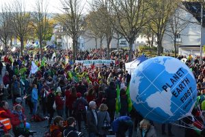 Manifestazione a Bonn (Germania) all'inizio della COP 23, la Conferenza ONU sui cambiamenti climatici del 2017. (fonte immagine: Spielvogel/Wikimedia Commons)