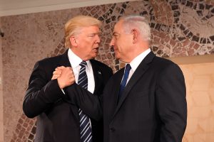 Donald Trump, presidente USA (a sinistra) e Benjamin Netanyahu, premier israeliano (a destra), "insieme" per Gerusalemme capitale di Israele Donald Trump, presidente USA (a sinistra) e Benjamin Netanyahu, premier israeliano (a destra), "insieme" per Gerusalemme capitale di Israele
