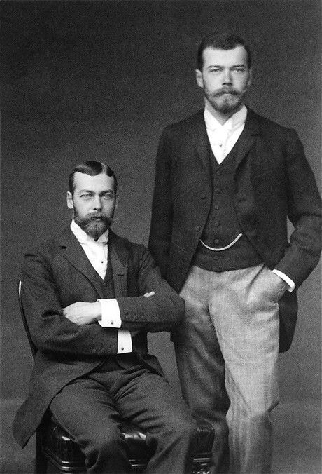 Giorgio V (a sinistra, seduto) e Nicola II (a destra, in piedi)