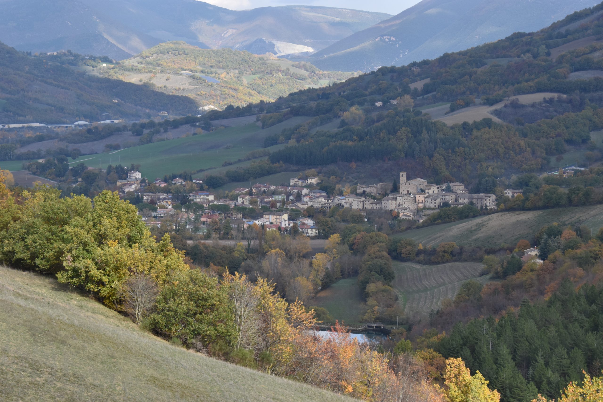 Paese di Lucciano visto da lontano, foto di Dario Tranzocchi