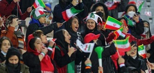 Donne Iran calcio stadio Mashhad