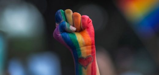 Nuovi fondi a centri UNAR e a case rifugio LGBTQIA+ per onorare davvero Chiara