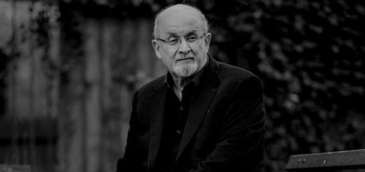 A sei mesi dall'attentato, lo scrittore Salman Rushdie pubblica un nuovo romanzo e concede la prima intervista: “È stato tremendo”.
