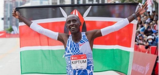 Kelvin Kiptum con la bandiera del Kenya