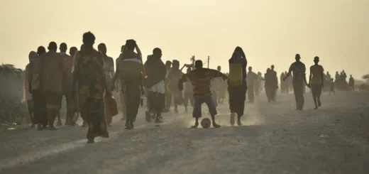 Sudan bambini e sfollati in marcia