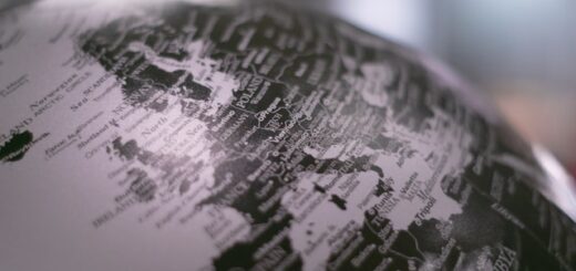 Patto europeo migrazione e asilo. Mappamondo con focus di un'Europa in grigio.