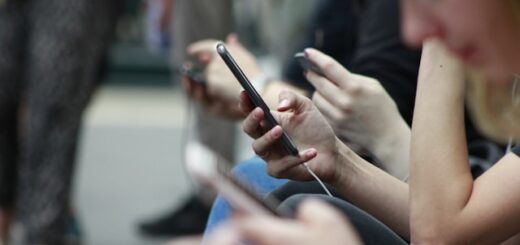 Social australia. Giovane scrolla contenuti sullo smartphone