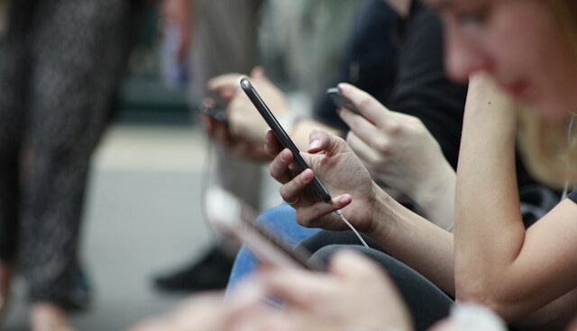 Social australia. Giovane scrolla contenuti sullo smartphone