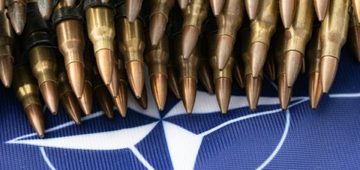 Nato Ankara. Munizioni disposte sopra bandiera NATO
