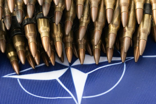 Nato Ankara. Munizioni disposte sopra bandiera NATO