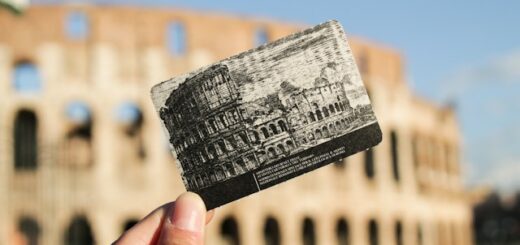 Cultura rapporto. Un biglietto di entrata per il Colosseo sovrapposto al monumento.