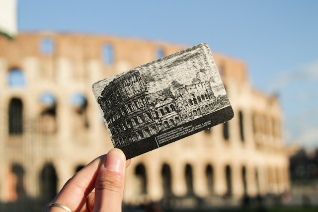 Cultura rapporto. Un biglietto di entrata per il Colosseo sovrapposto al monumento.