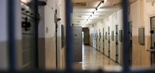 legge svuota-carceri. Il corridoio di un carcere vuoto