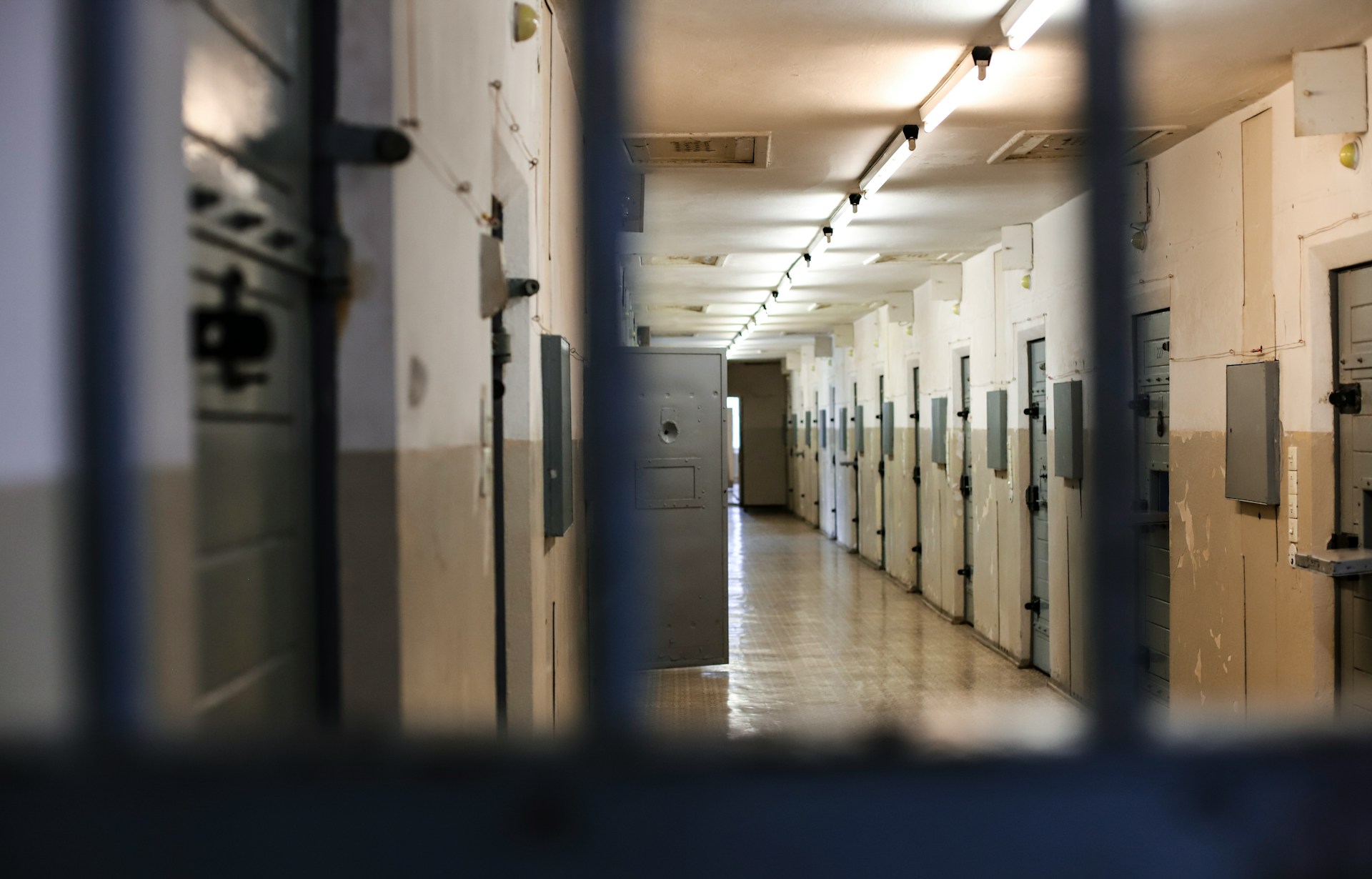 legge svuota-carceri. Il corridoio di un carcere vuoto