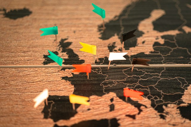 Mercato unico europa. La mappa del continente con bandierine di colore diverso