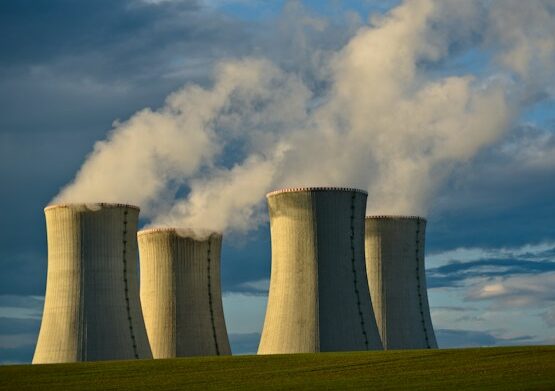 nucleare Italia. Torri di raffreddamento sotto un cielo grigio