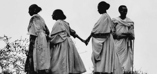 Etiopia guerra. Donne del Tigray che camminano senza voltarsi