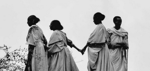 Etiopia guerra. Donne del Tigray che camminano senza voltarsi