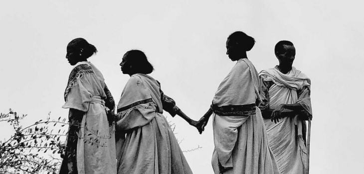 Etiopia guerra. Donne del Tigray che camminano senza voltarsi