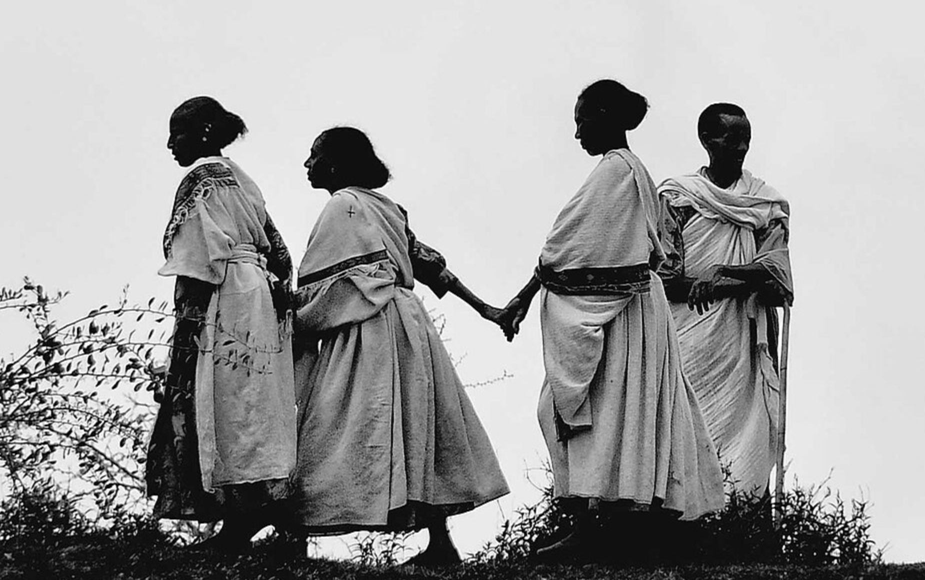Etiopia guerra. Donne del Tigray che camminano senza voltarsi